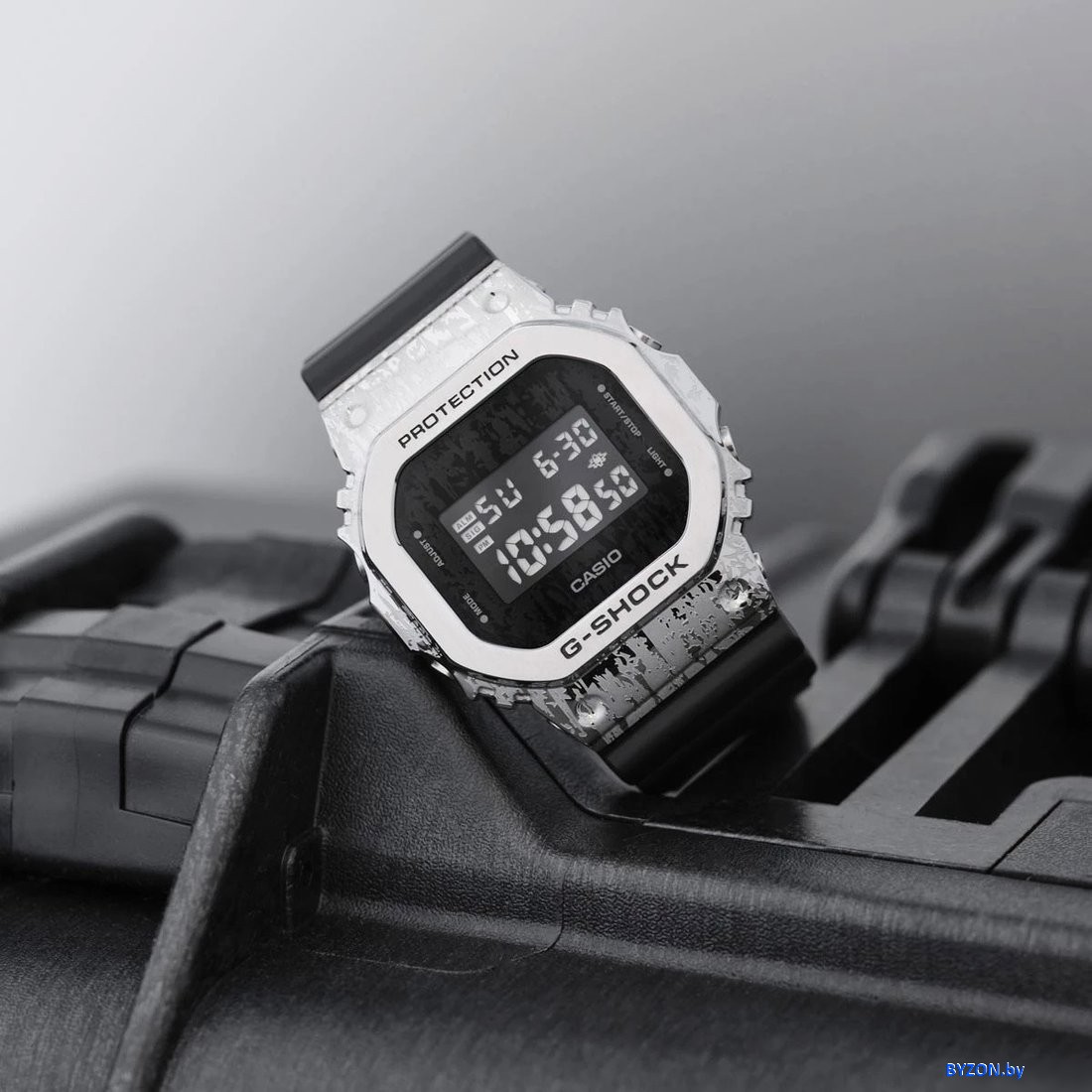 Наручные часы Casio G-Shock GM-5600GC-1E Наручные часы Casio G-Shock GM-5600GC-1E