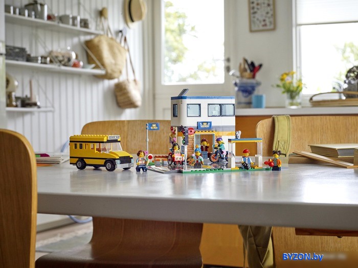 Конструктор LEGO City 60329 День в школе Конструктор LEGO City 60329 День в школе
